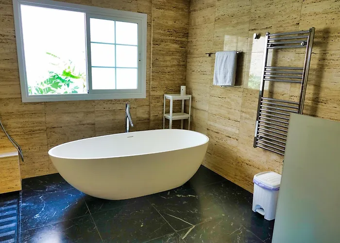 Happiness With Heated Swimming Pool 别墅 *