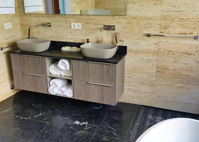 别墅 Happiness With Heated Swimming Pool