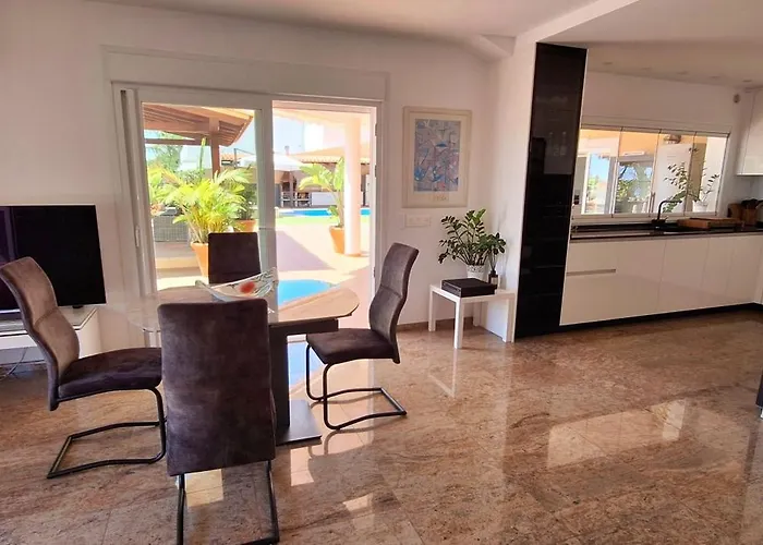 Happiness With Heated Swimming Pool 别墅 *