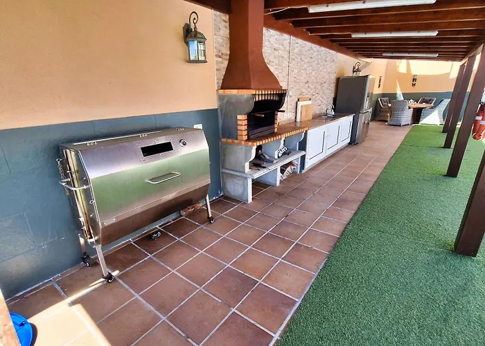 Happiness With Heated Swimming Pool 别墅