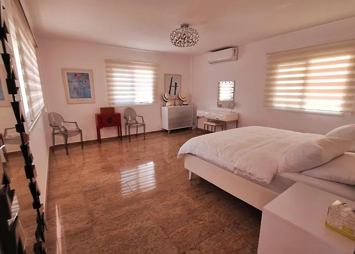 Happiness With Heated Swimming Pool 别墅 *