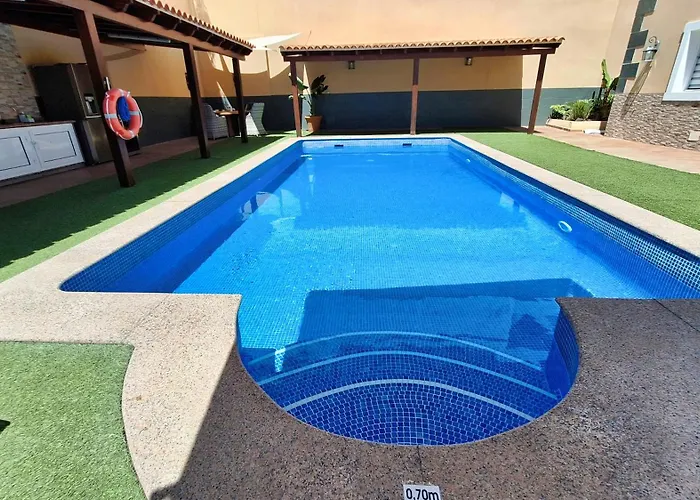 Happiness With Heated Swimming Pool 别墅 阿德耶