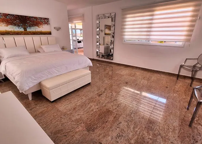 Happiness With Heated Swimming Pool 阿德耶